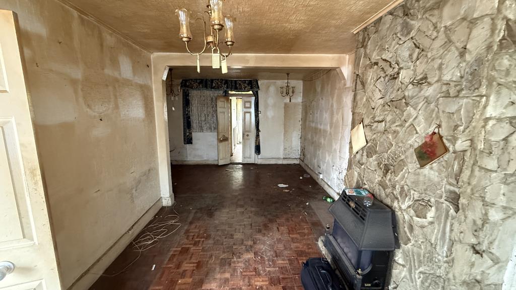 Lot: 136 - TERRACE HOUSE FOR REFURBISHMENT - Internal image of living room from front bay
